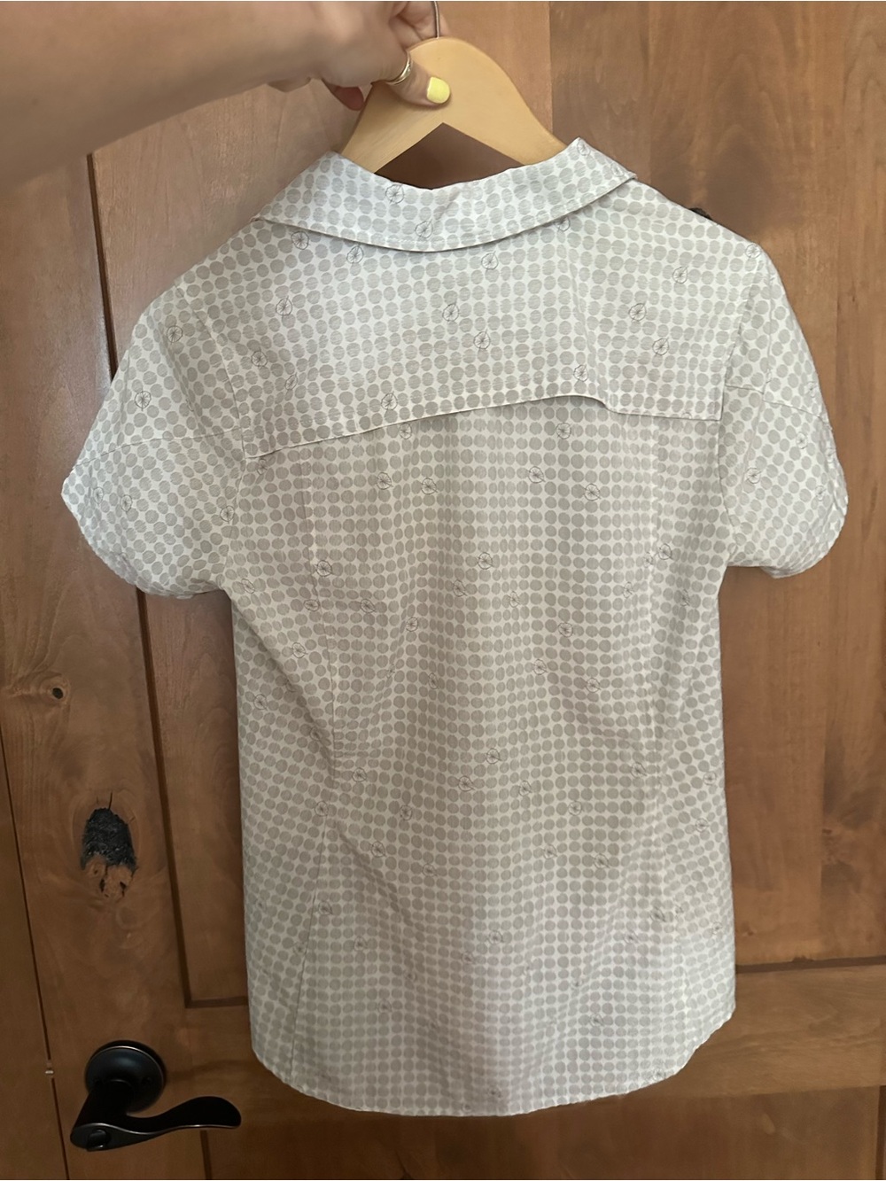 The North Face women’s light gray short-sleeve button-up shirt - Picture 4 of 11
